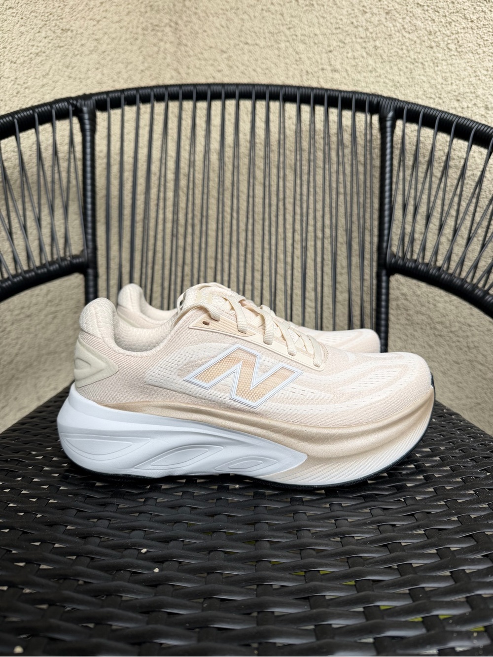 New Balance More V6 Women's Size 7.5 Maximum Cushioned Running Shoes